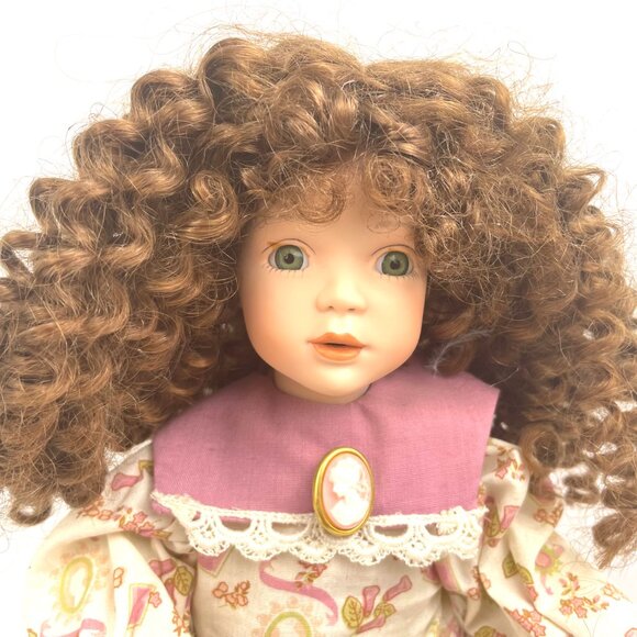 Paradise Galleries Musical Porcelain Doll 15” 1994 TC J779 with Lace Parasol - Picture 15 of 15